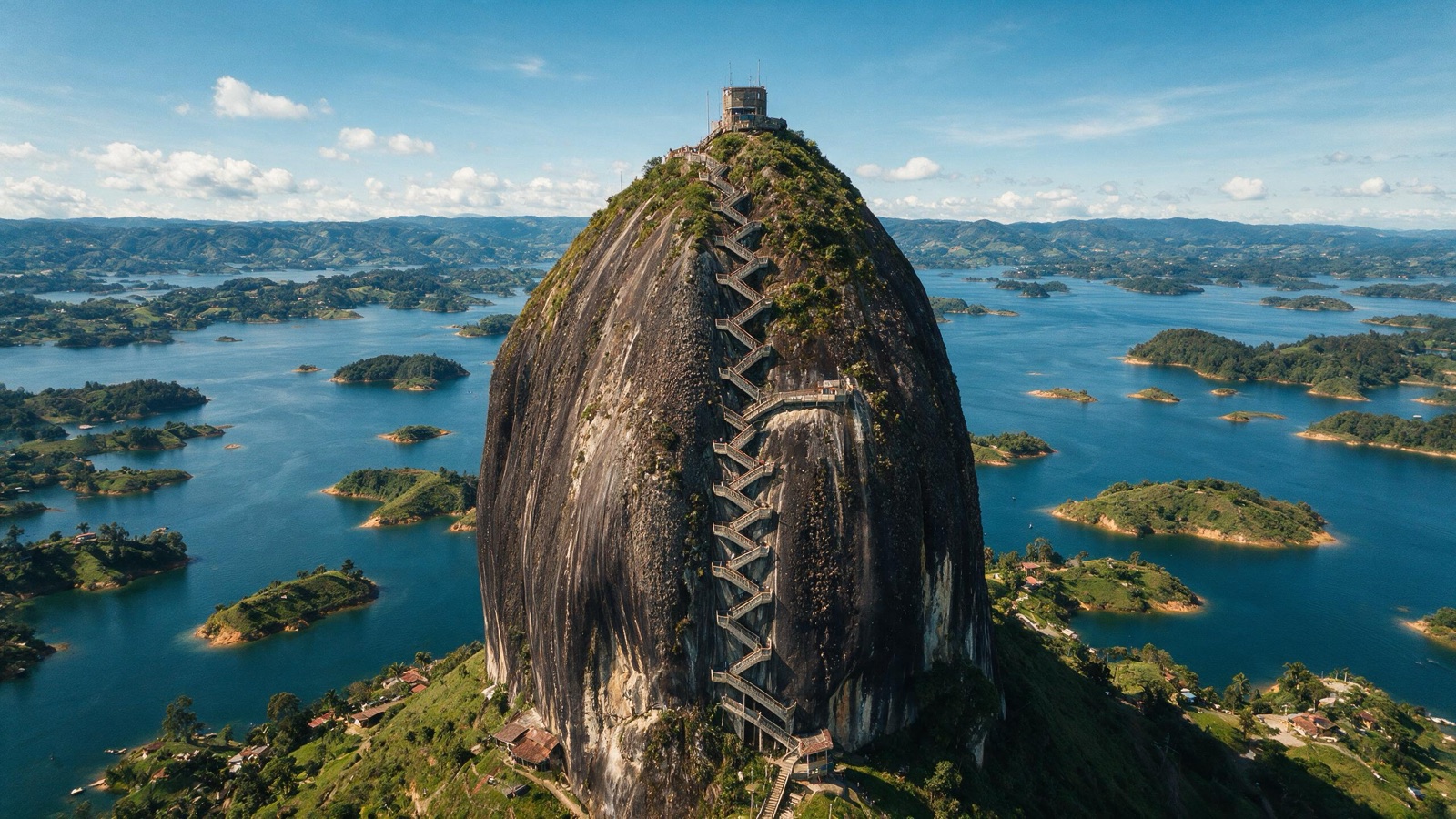 La Piedra del Peñol de Guatapé de día